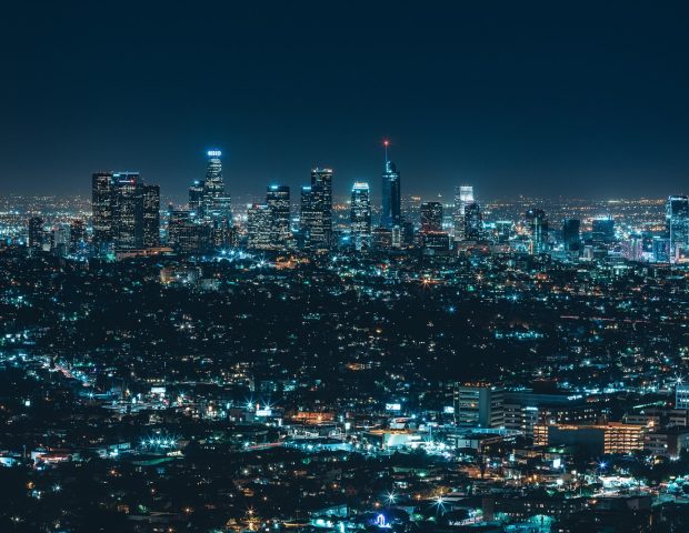 高清卫星地图在线平台界面全景图，展示城市建筑群的0.5米分辨率卫星影像，蓝色调专业数据风格，画面细节丰富清晰